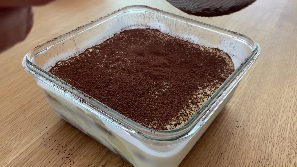 sprinkle tiramisu with coco powder