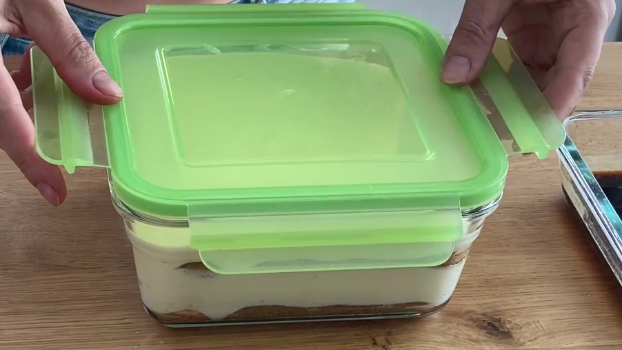 cover tiramisu with a lid