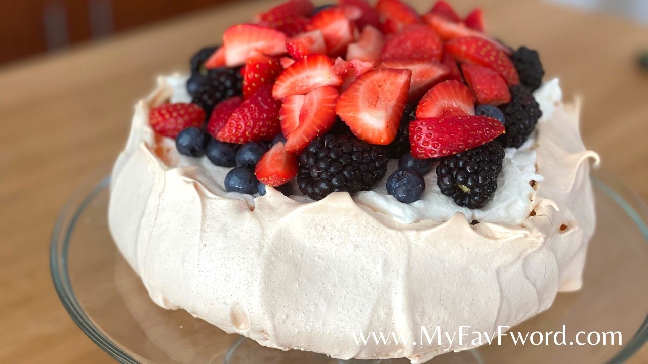 Berry Pavlova – Easy Meringue Dessert