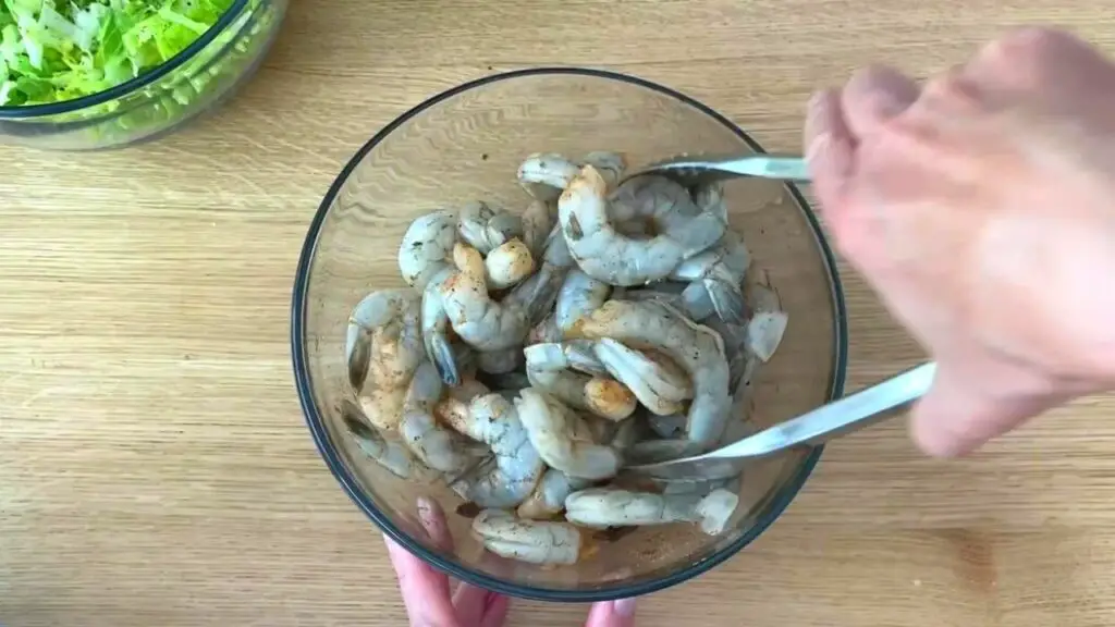 mix spices with shrimp