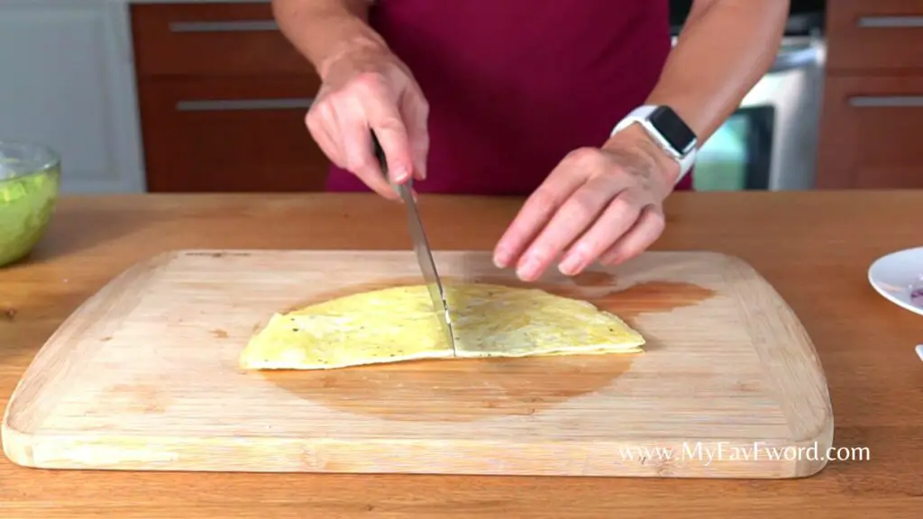 cutting omelette
